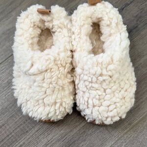 Size 5 baby shoes. Faux fur. 12months
